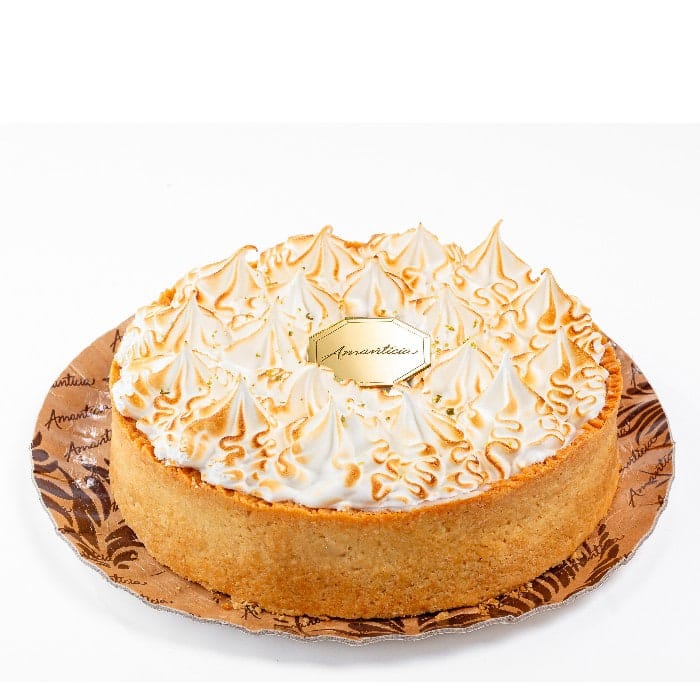 Torta Mousse Limão Brisée coberta de merengue dourado flambado
