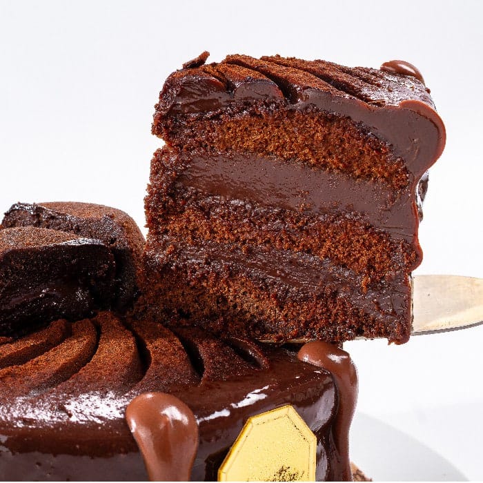 Fatia do Bolo Prime de chocolate com recheio de brigadeiro e cobertura brilhante